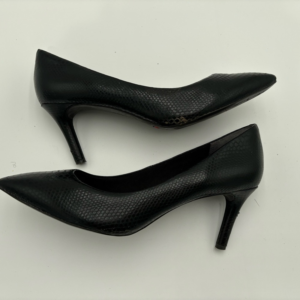 M325 Black Rockport flex heels with a soft snakeskin leather. Size 10.